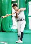 打撃練習をする鹿高の佐藤奏太＝鴨池ドーム