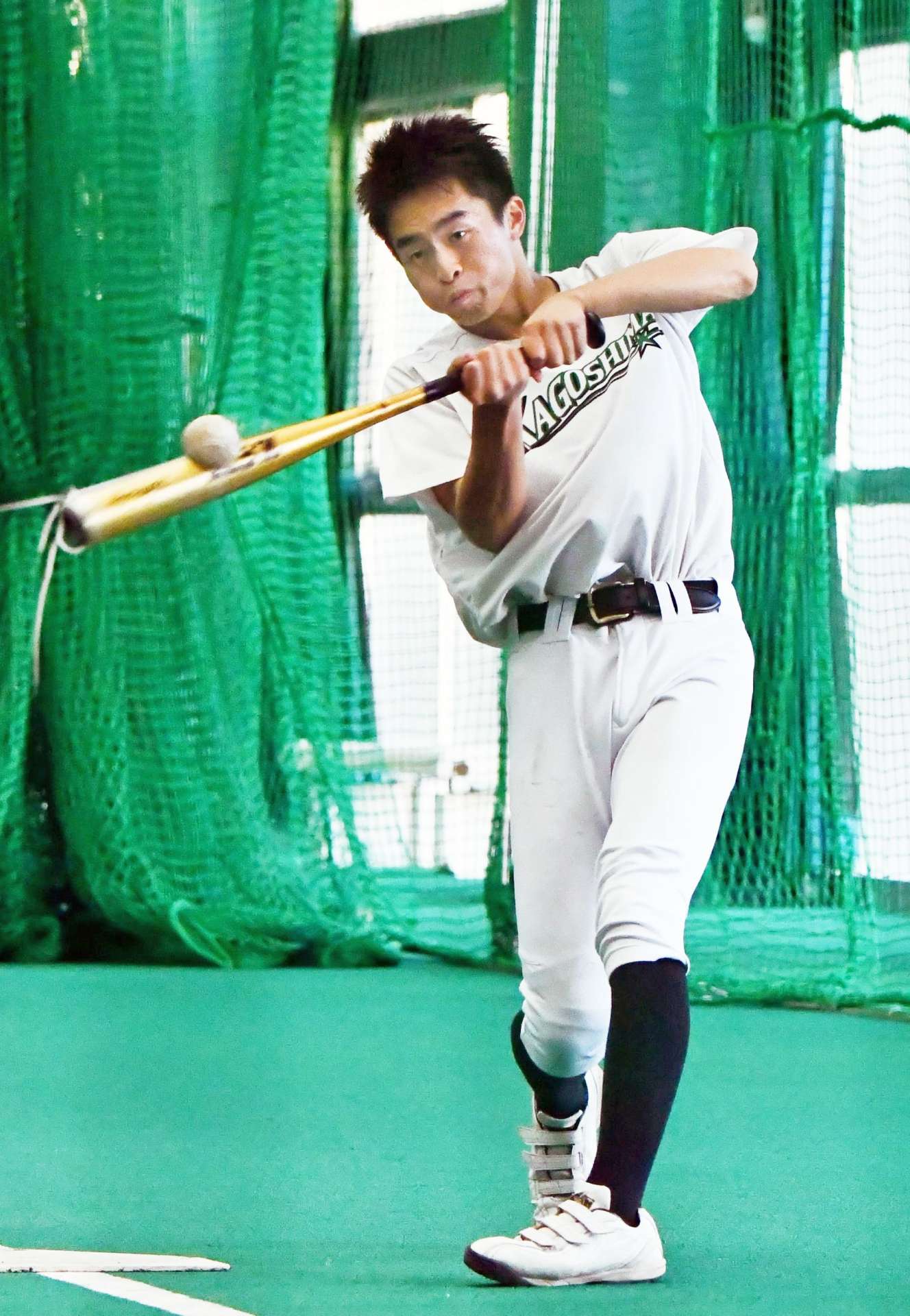 打撃練習をする鹿高の佐藤奏太＝鴨池ドーム
