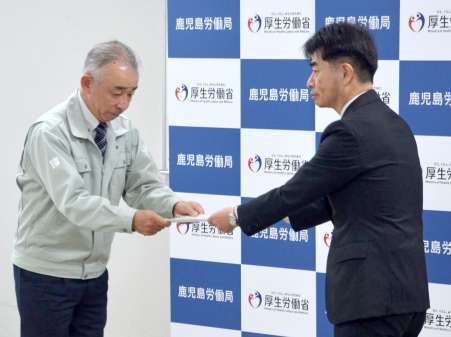 労災防止団体の代表者に要請書を手渡す永野和則局長（右）＝２５日、鹿児島市山下町の鹿児島労働局