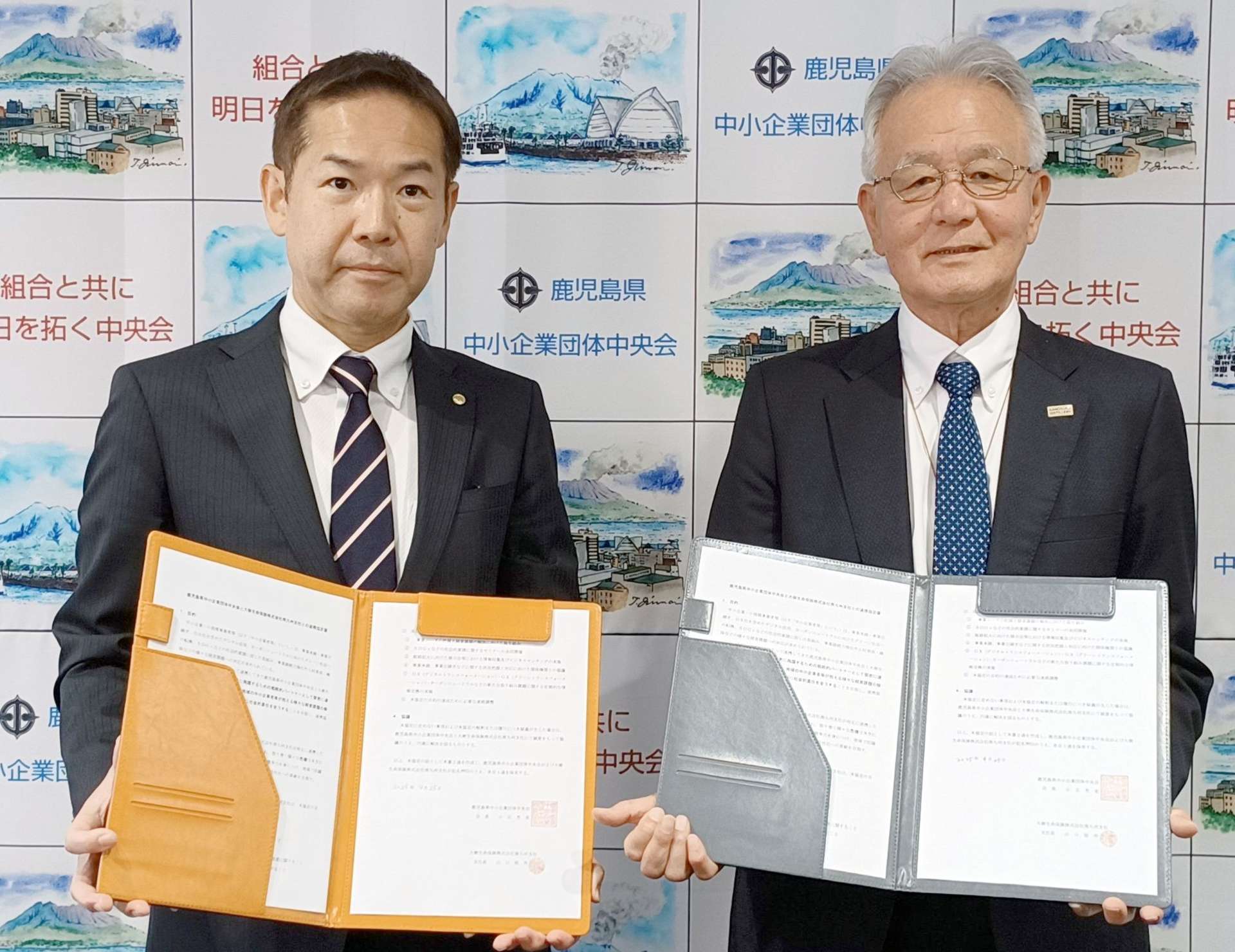 連携協定を結んだ小正芳史会長（右）と山口祐市支社長＝２５日、鹿児島市城山町