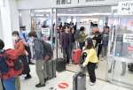 大型連休が始まり、旅行者や帰省客でにぎわう到着口＝２６日午前９時すぎ、霧島市の鹿児島空港