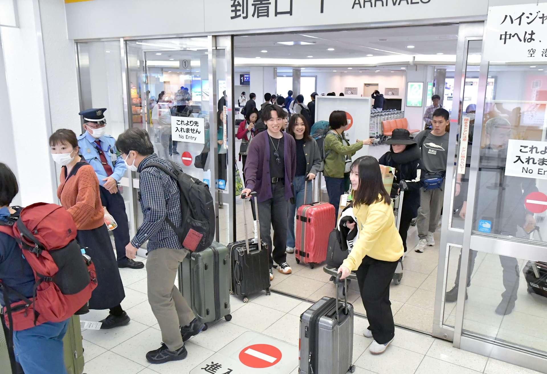 大型連休が始まり、旅行者や帰省客でにぎわう到着口＝２６日午前９時すぎ、霧島市の鹿児島空港
