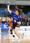 ７メートルスローを決めるブルーサクヤの青＝西原商会アリーナ