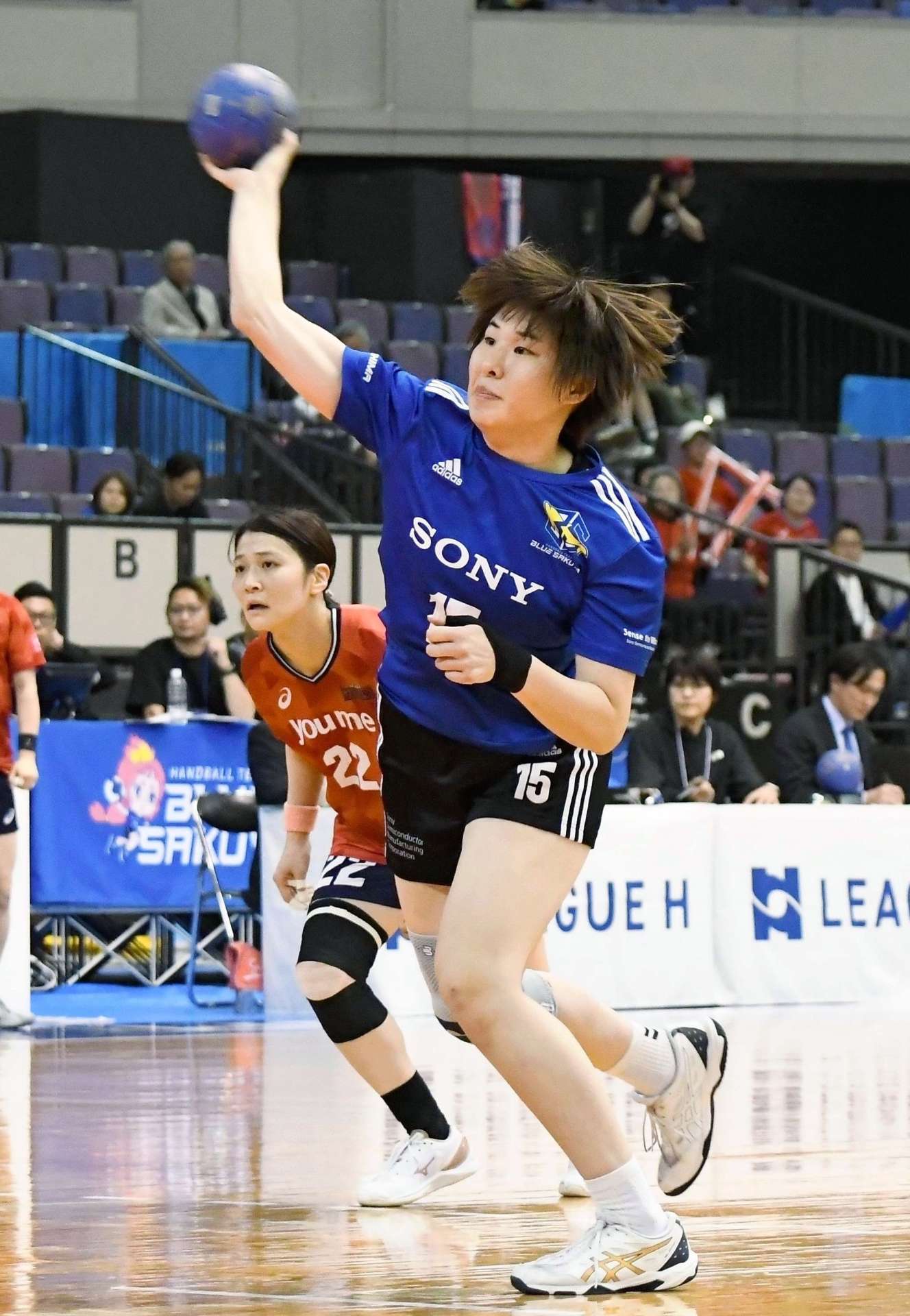 ７メートルスローを決めるブルーサクヤの青＝西原商会アリーナ