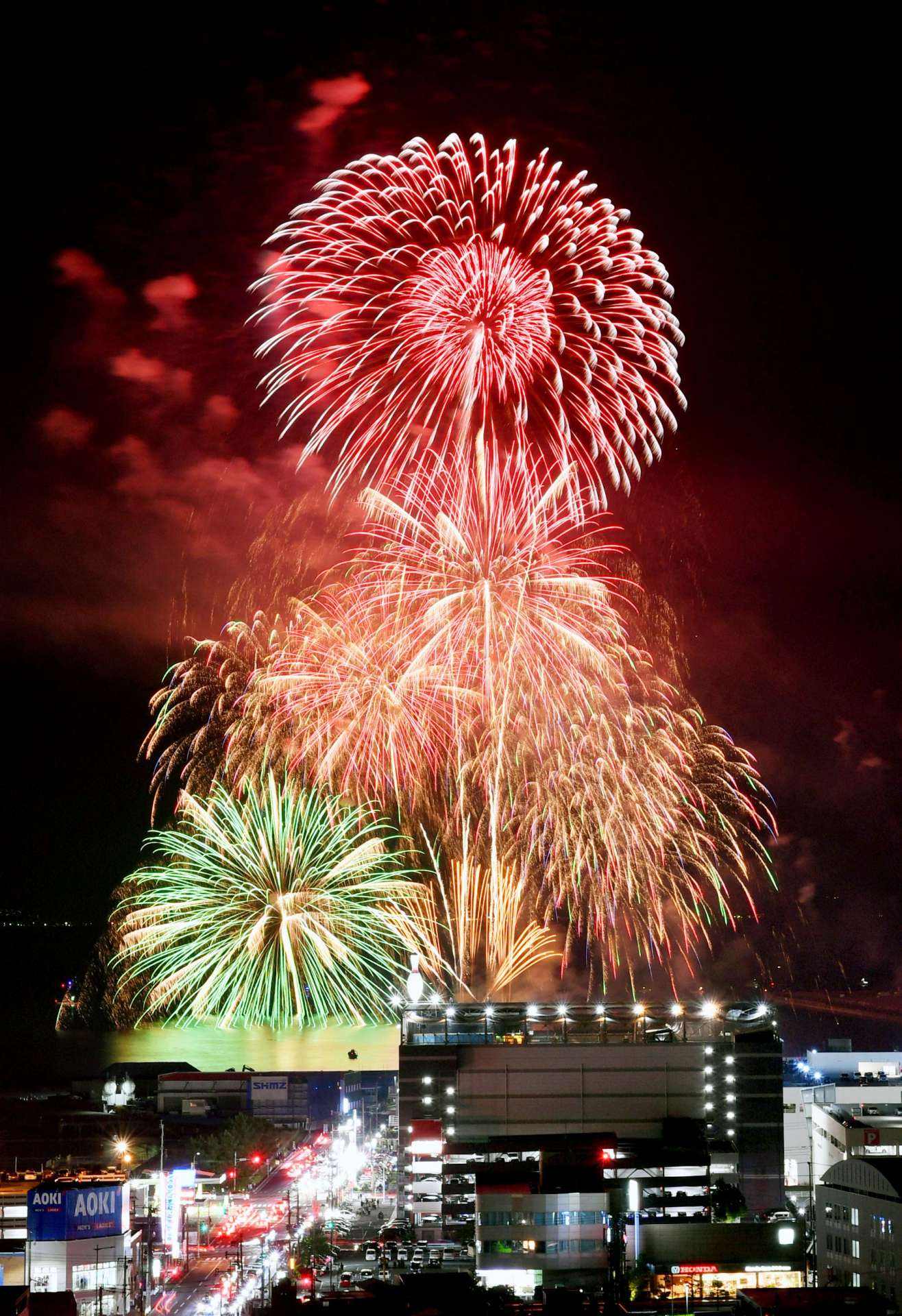 夜空を彩る色鮮やかな花火＝２６日午後８時すぎ、鹿児島市紫原３丁目