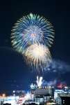 夜空に映える大輪の花火＝２６日、鹿児島市紫原３丁目