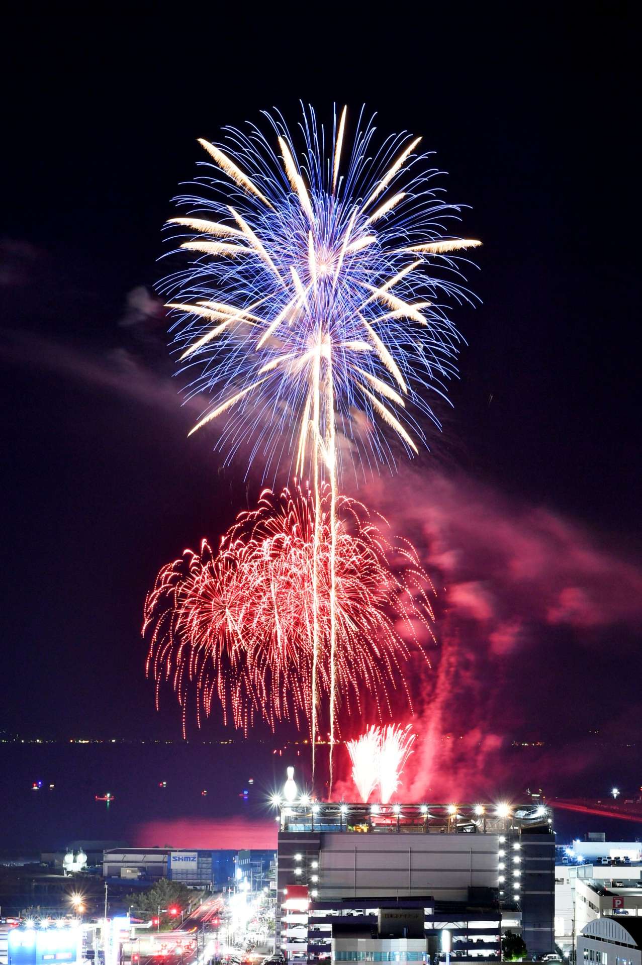 鹿児島の夜空に浮かぶ花火＝２６日、鹿児島市紫原３丁目