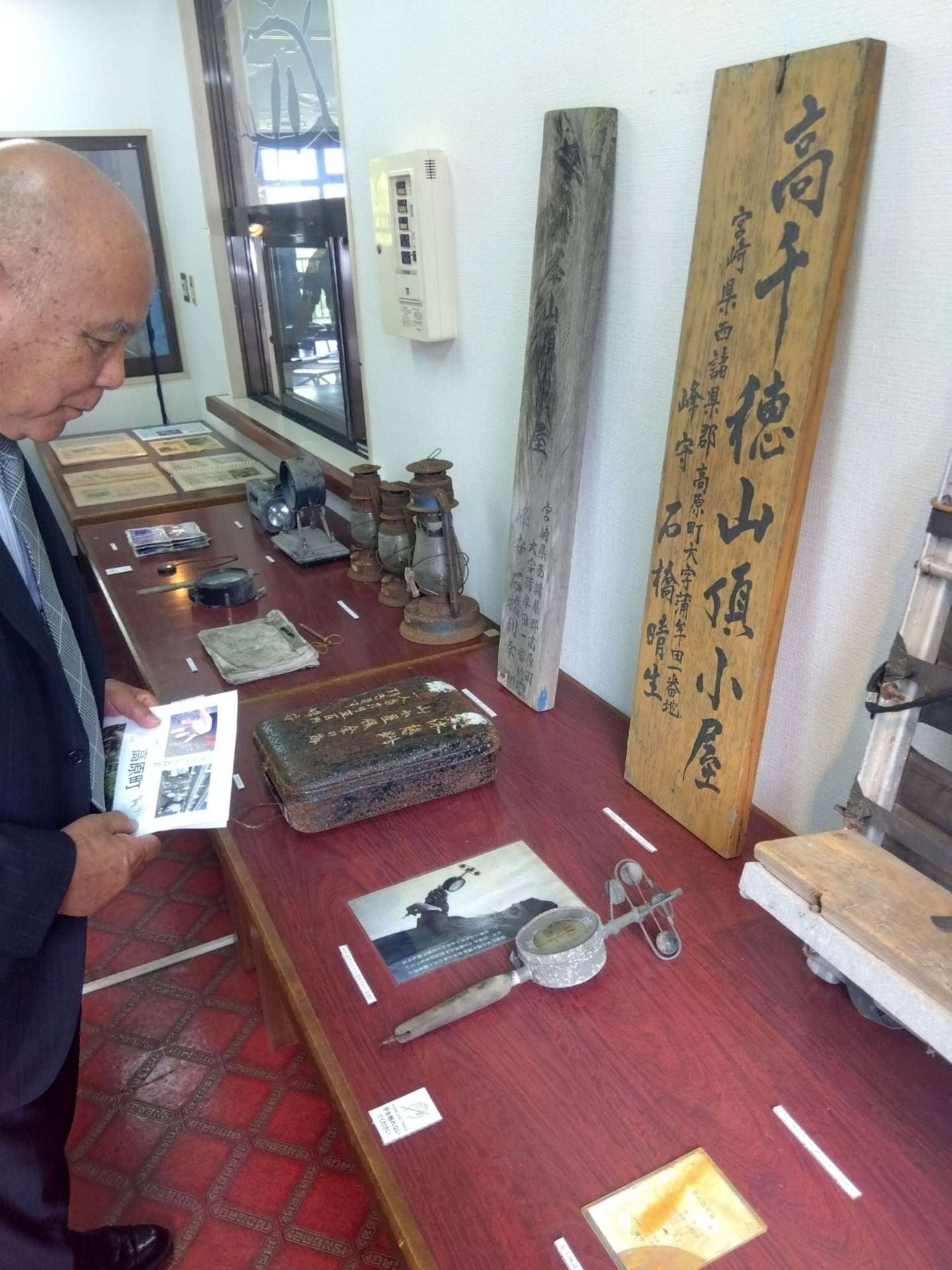皇子原公園旧レストハウス内に設けられた高千穂峰山小屋で使われていた看板や風速計を展示するコーナー＝宮崎県高原町蒲牟田