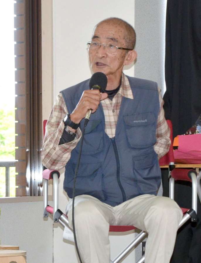 高千穂峰の峰守時代の思い出を語る石橋晴生さん＝宮崎県高原町蒲牟田