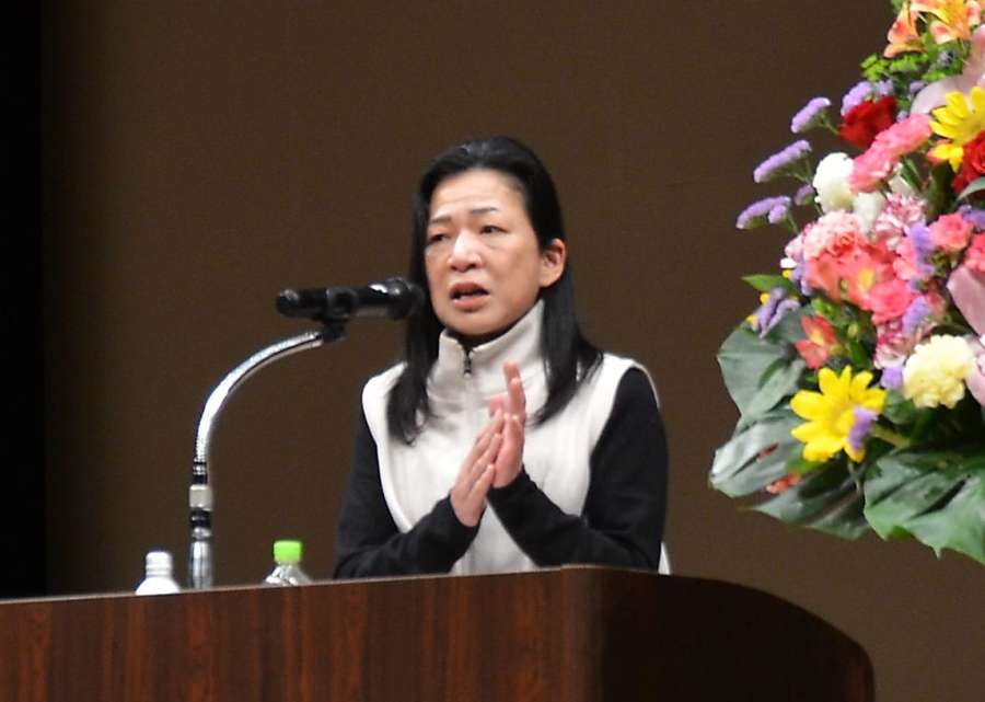 水俣病と共に生きてきた半生を語る夏田美智子さん＝２６日、熊本市のくまもと森都心プラザ