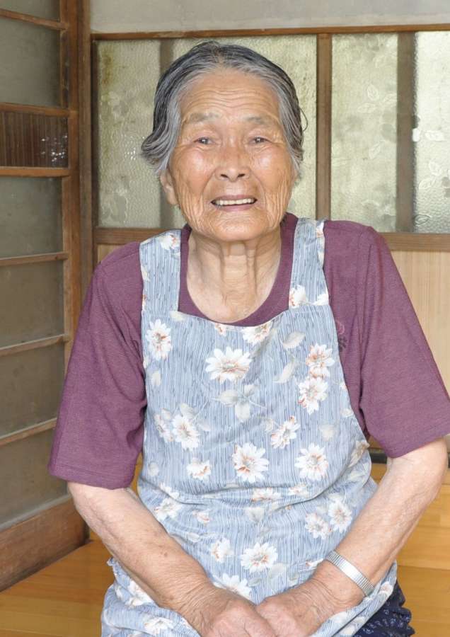 線路を歩いて向かった出張保線先での空襲体験を語る牟禮オトワさん＝阿久根市大川