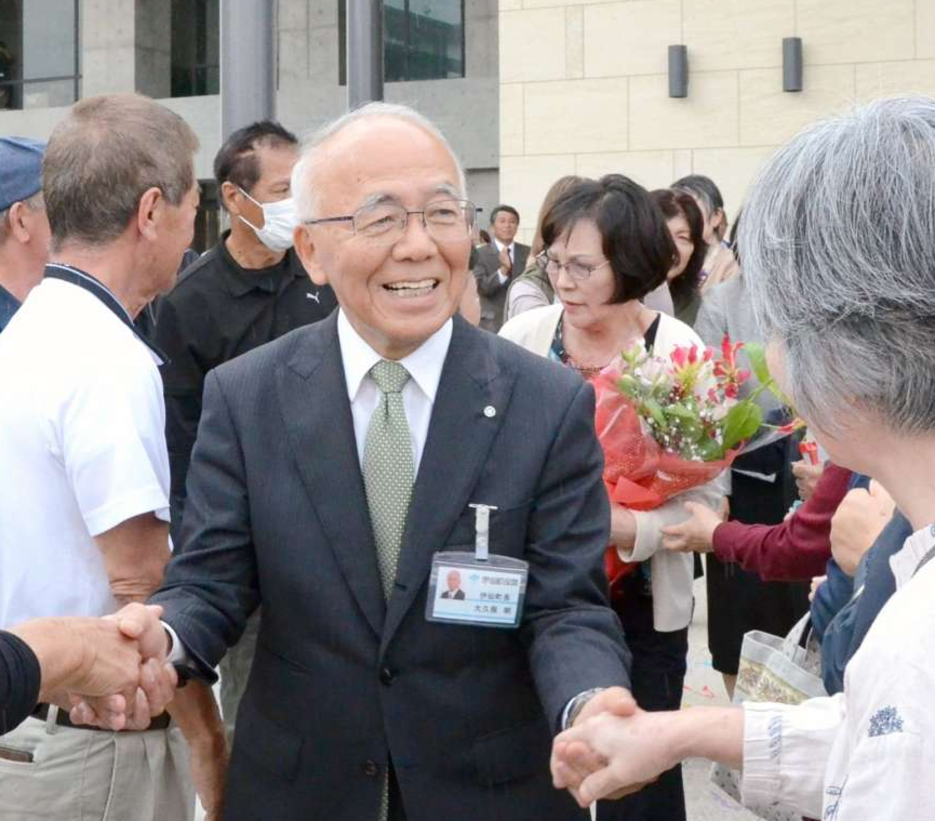 町民や職員に見送られる大久保明町長＝２５日、伊仙町役場