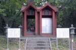二つ並んだ火の神神社（左）と伊勢神社。説明看板にはそれぞれの由来が記されている＝２５日、指宿市開聞川尻