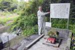 新川の近くにたたずむ水神神社。説明看板には由来が記されている＝２５日、指宿市開聞川尻