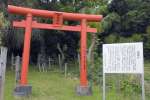 御嶽神社の鳥居付近に設置された説明看板＝２５日、指宿市開聞川尻