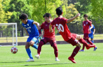 天皇杯出場を懸けて熱戦を繰り広げる選手＝県立サッカー・ラグビー場