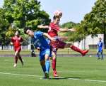 天皇杯出場を懸けて熱戦を繰り広げる選手＝県立サッカー・ラグビー場