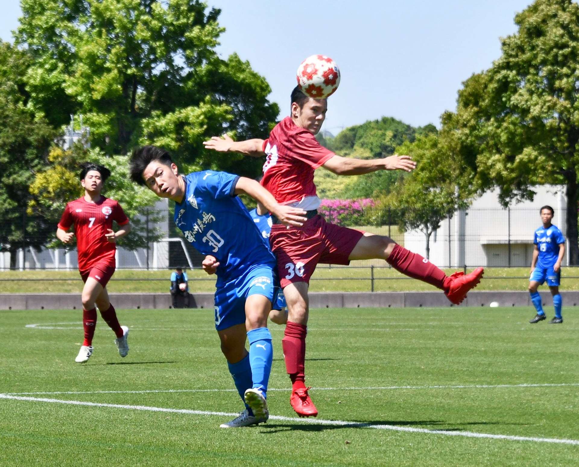 天皇杯出場を懸けて熱戦を繰り広げる選手＝県立サッカー・ラグビー場