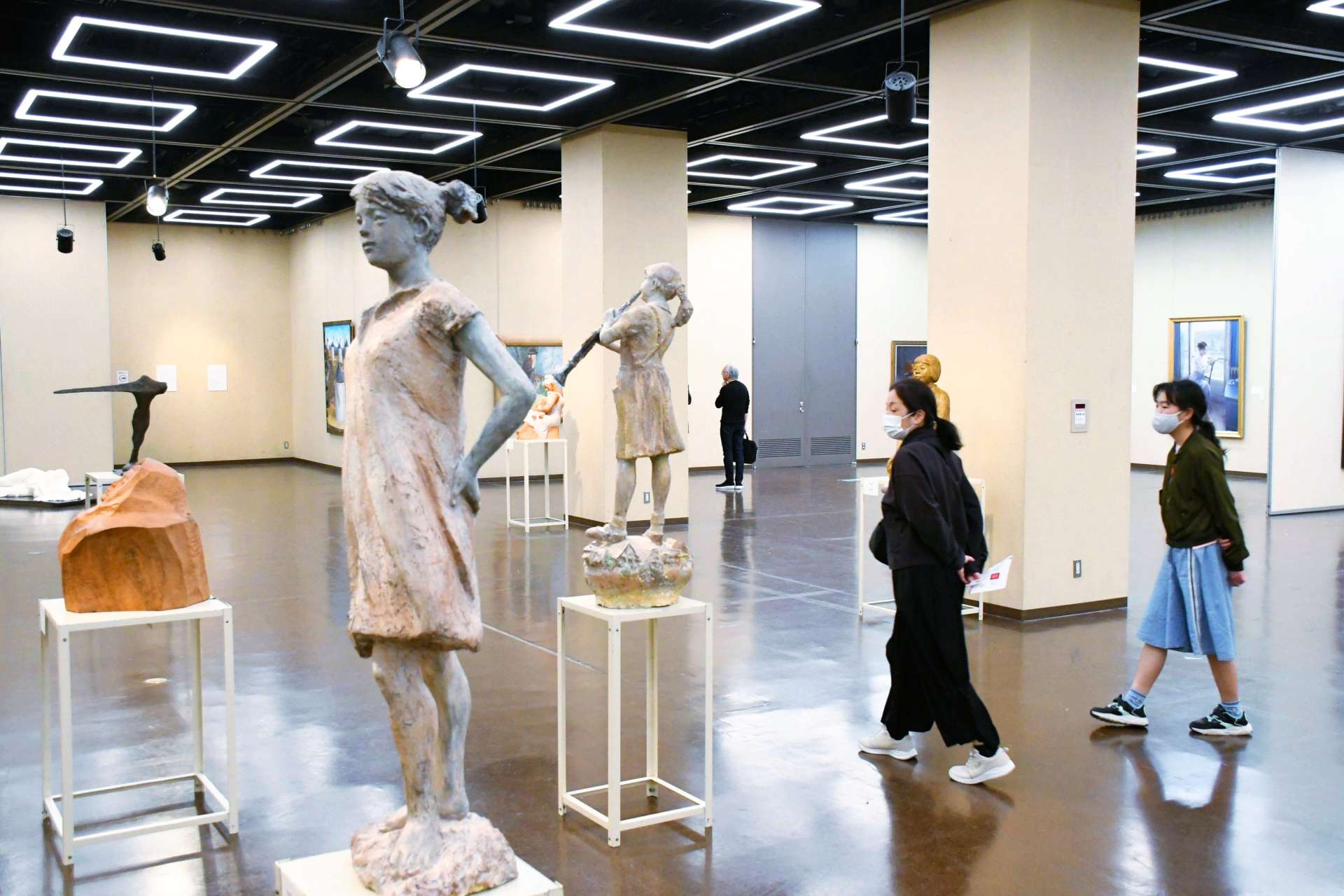 具象の美を追求した作品が並ぶ会場＝２６日、鹿児島市の黎明館