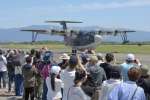 海上自衛隊の救難飛行艇「ＵＳ２」を撮影する来場者＝２７日午後、鹿屋市の海上自衛隊鹿屋航空基地