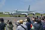 海上自衛隊のＰ１哨戒機に手を振ったりする来場者＝２７日午前１０時２７分、鹿屋市の海上自衛隊鹿屋航空基地