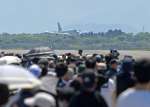 大勢の来場者が見つめる中、着陸する海上自衛隊のＰ１哨戒機＝鹿屋市の海上自衛隊鹿屋航空基地