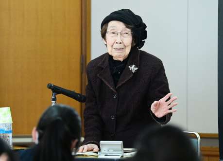 高校生にこれまでの経験を語る吉峯睦子さん＝２４日、南さつま市の鳳凰高校
