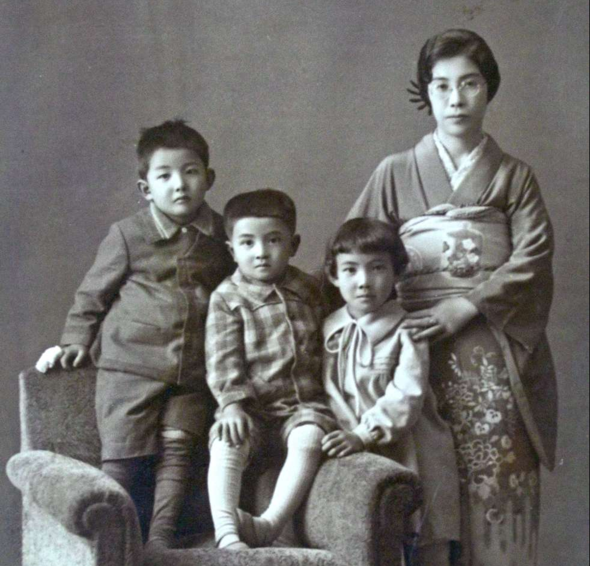昭和初期、海江田家の家族写真。右から２人目が吉峯睦子さん