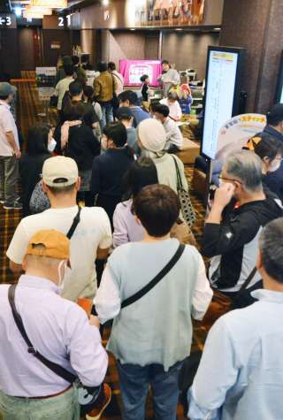 （別カット）「教皇選挙」の上映に並ぶ観客＝２７日、鹿児島市東千石町の天文館シネマパラダイス