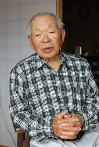 万世飛行場の整備に携わった思い出を語る永田景章さん＝薩摩川内市国分寺町