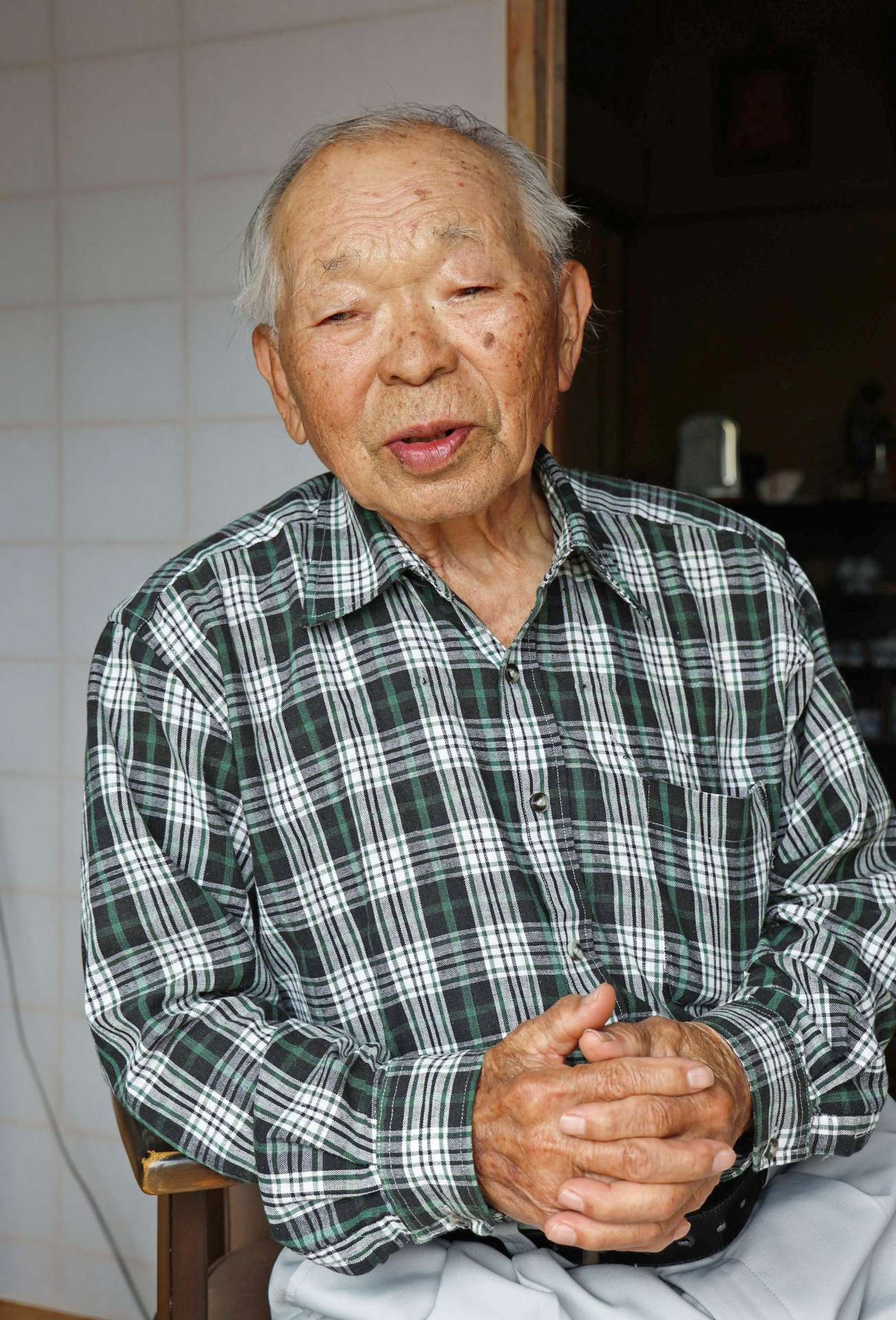 万世飛行場の整備に携わった思い出を語る永田景章さん＝薩摩川内市国分寺町