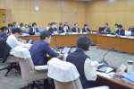 八重山風力発電計画を巡り、事業者を参考人招致して陳情審査する鹿児島市議会総務環境委員会＝２１日、鹿児島市山下町
