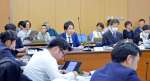 八重山風力発電計画を巡り、事業者を参考人招致して陳情審査する鹿児島市議会総務環境委員会＝２１日、鹿児島市山下町