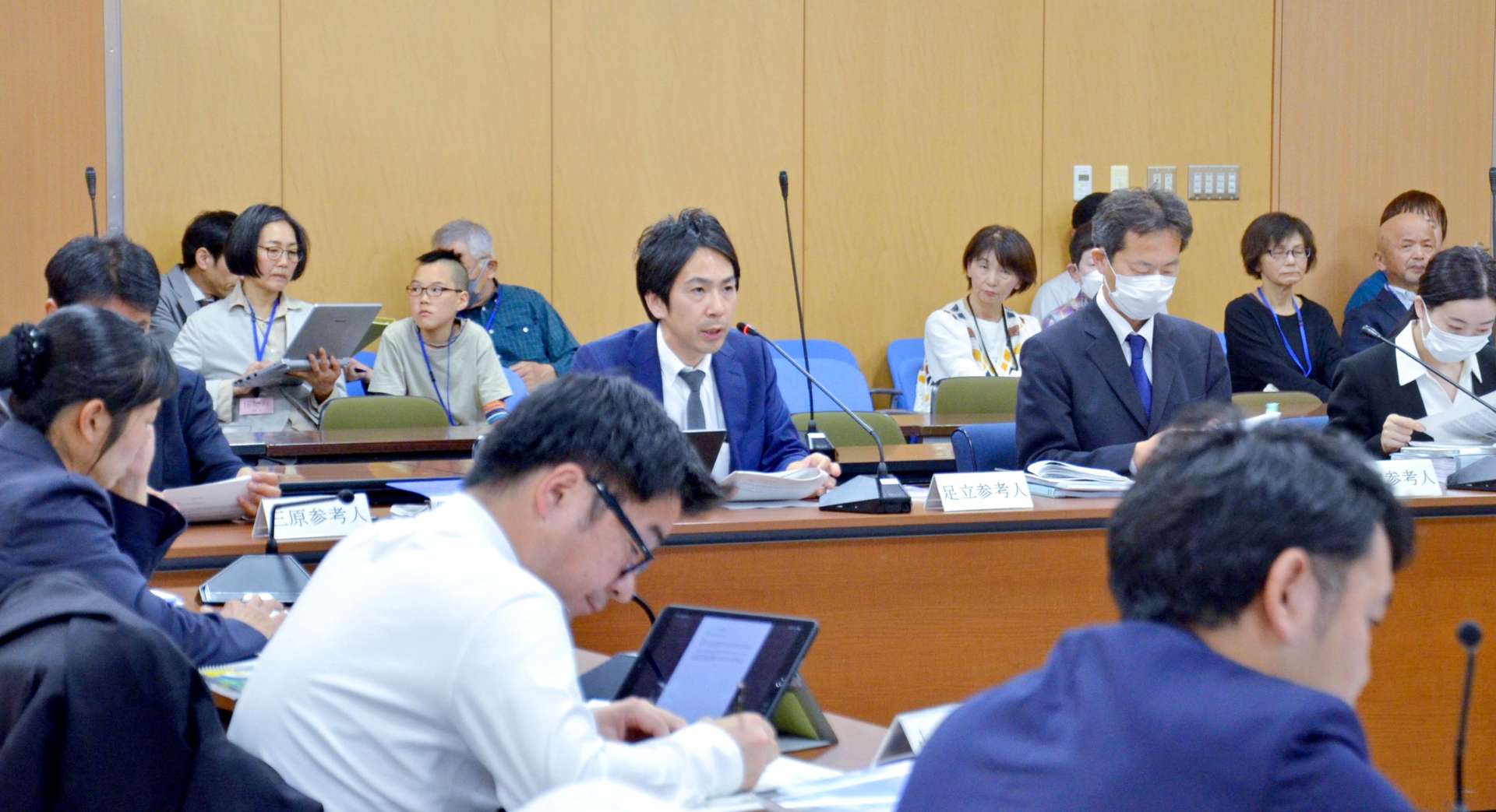 八重山風力発電計画を巡り、事業者を参考人招致して陳情審査する鹿児島市議会総務環境委員会＝２１日、鹿児島市山下町