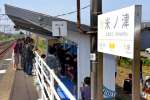 米ノ津駅ホーム待合所での活動風景＝２１日、出水市下鯖町