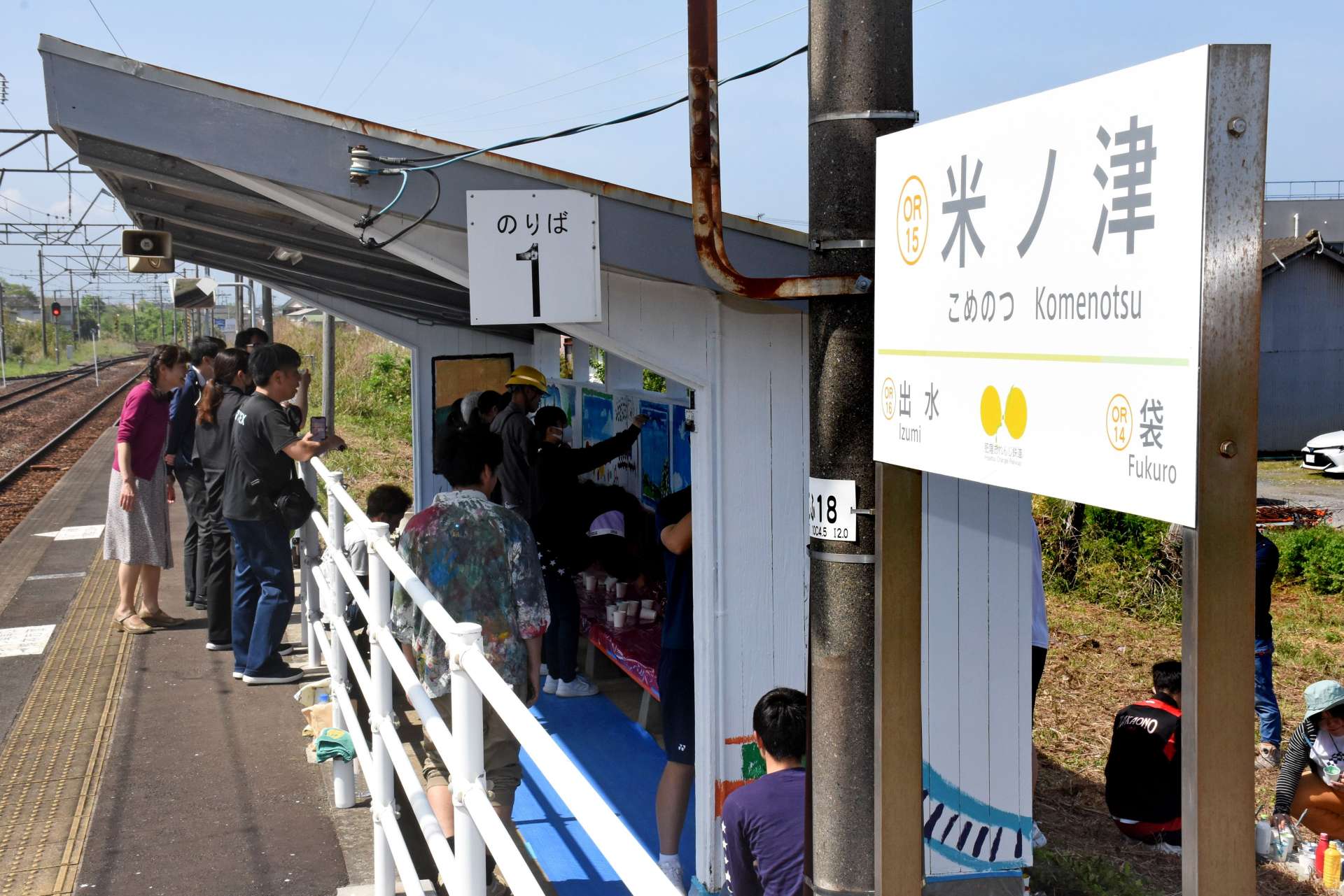 米ノ津駅ホーム待合所での活動風景＝２１日、出水市下鯖町