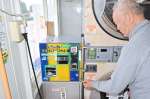 両替機に南京錠を三つ取り付けて警戒を強める西村良平社長＝霧島市国分上井