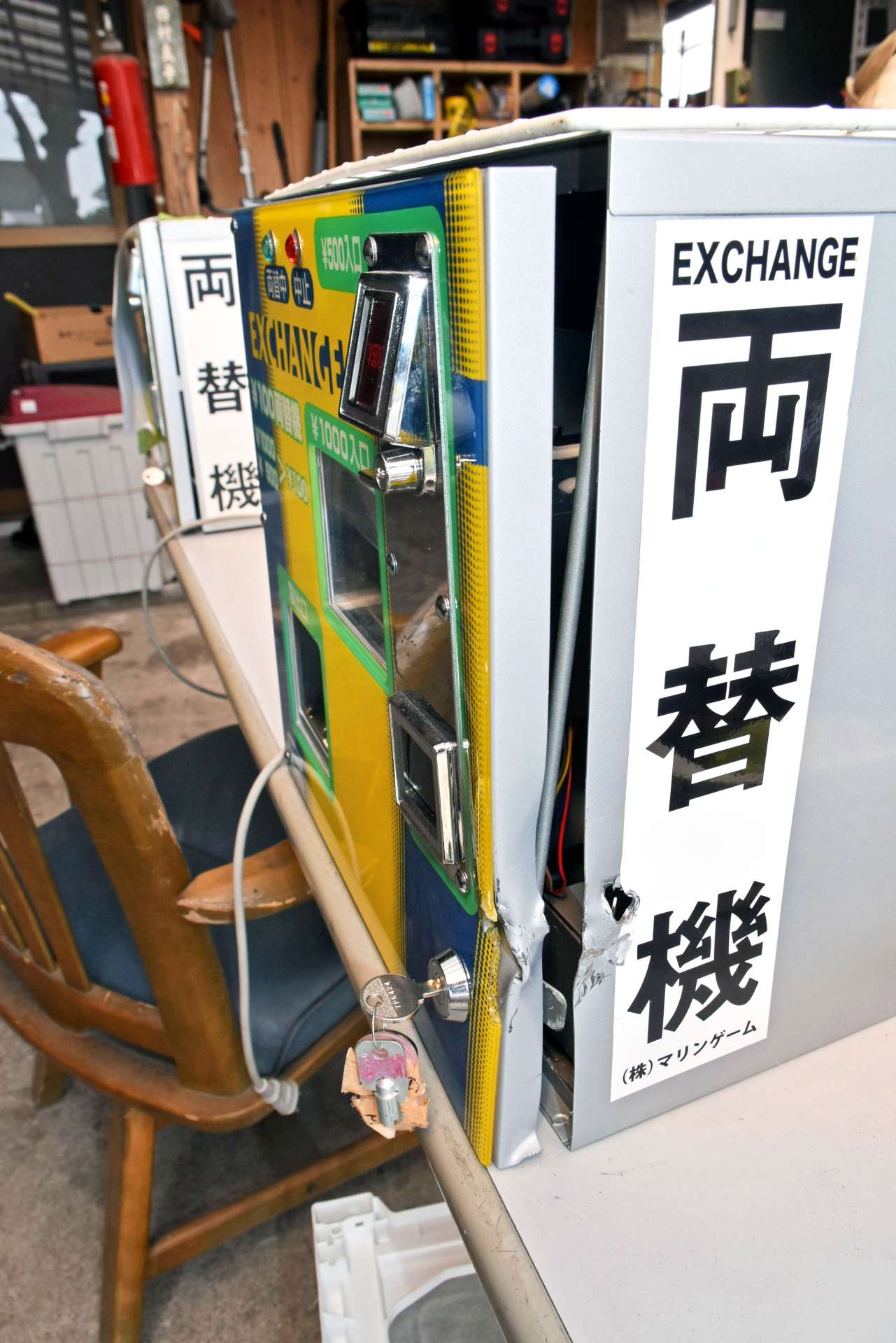 工具のようなもので扉がこじ開けられた両替機＝霧島市国分上井