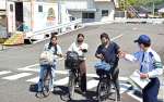 交差点での右折法について説明を受ける留学生たち＝いちき串木野市の串木野自動車教習所
