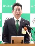 ２年連続の「待機児童ゼロ」を発表する下鶴隆央市長＝２８日、鹿児島市役所