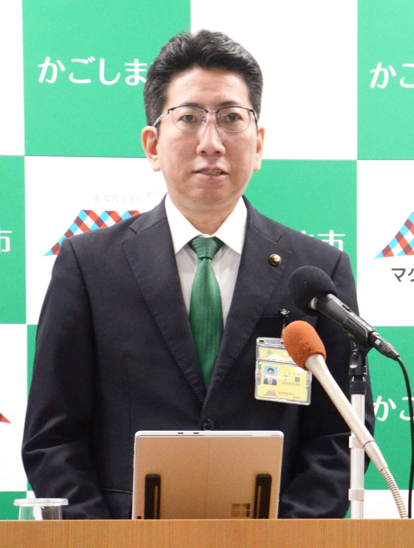 ２年連続の「待機児童ゼロ」を発表する下鶴隆央市長＝２８日、鹿児島市役所