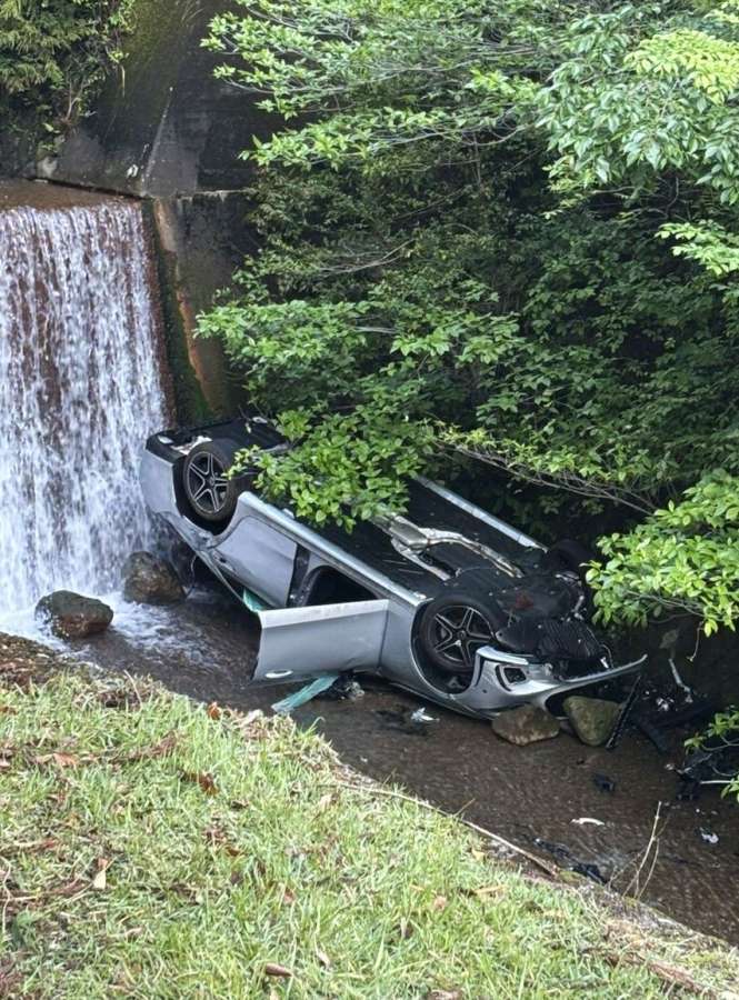 川底に落下した車＝２８日午後５時半ごろ、霧島市牧園町高千穂