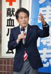 街頭演説する立憲民主党の大串博志代表代行＝２８日、鹿児島市東千石町