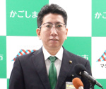 定例会見に臨む下鶴隆央市長＝２８日、鹿児島市役所