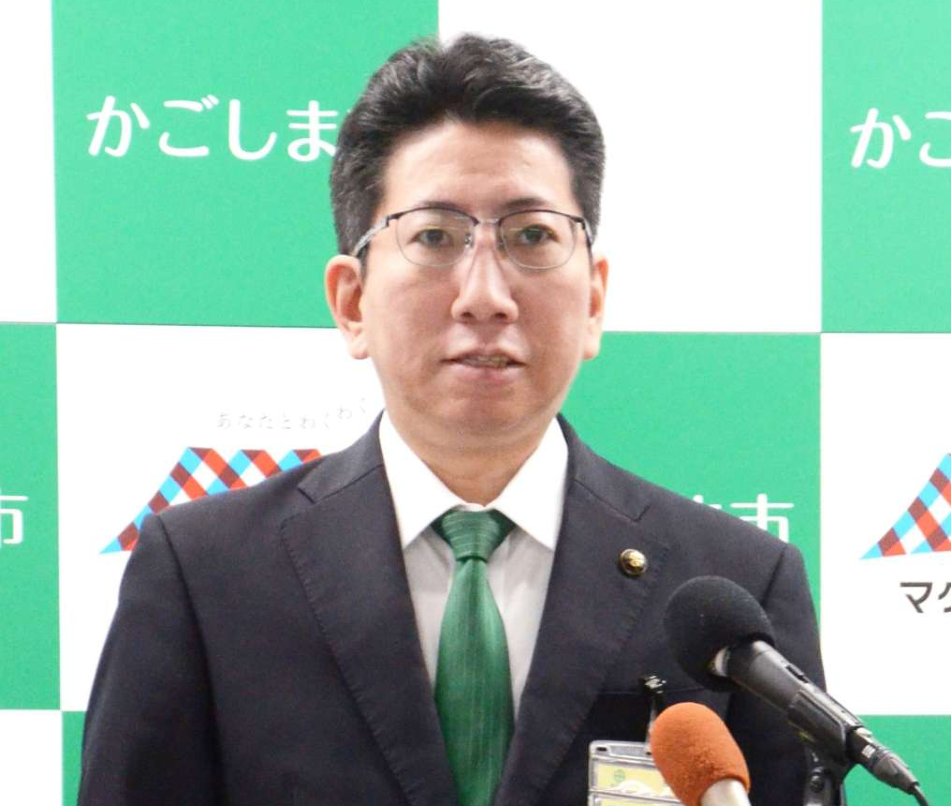 定例会見に臨む下鶴隆央市長＝２８日、鹿児島市役所