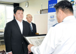 感謝状を贈られる福嶋善弘さん。奥は父・美文さん＝出水市の出水警察署