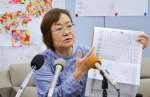 県内の女性議員が計１００人になったことを会見で報告する平神純子代表＝２８日、県庁