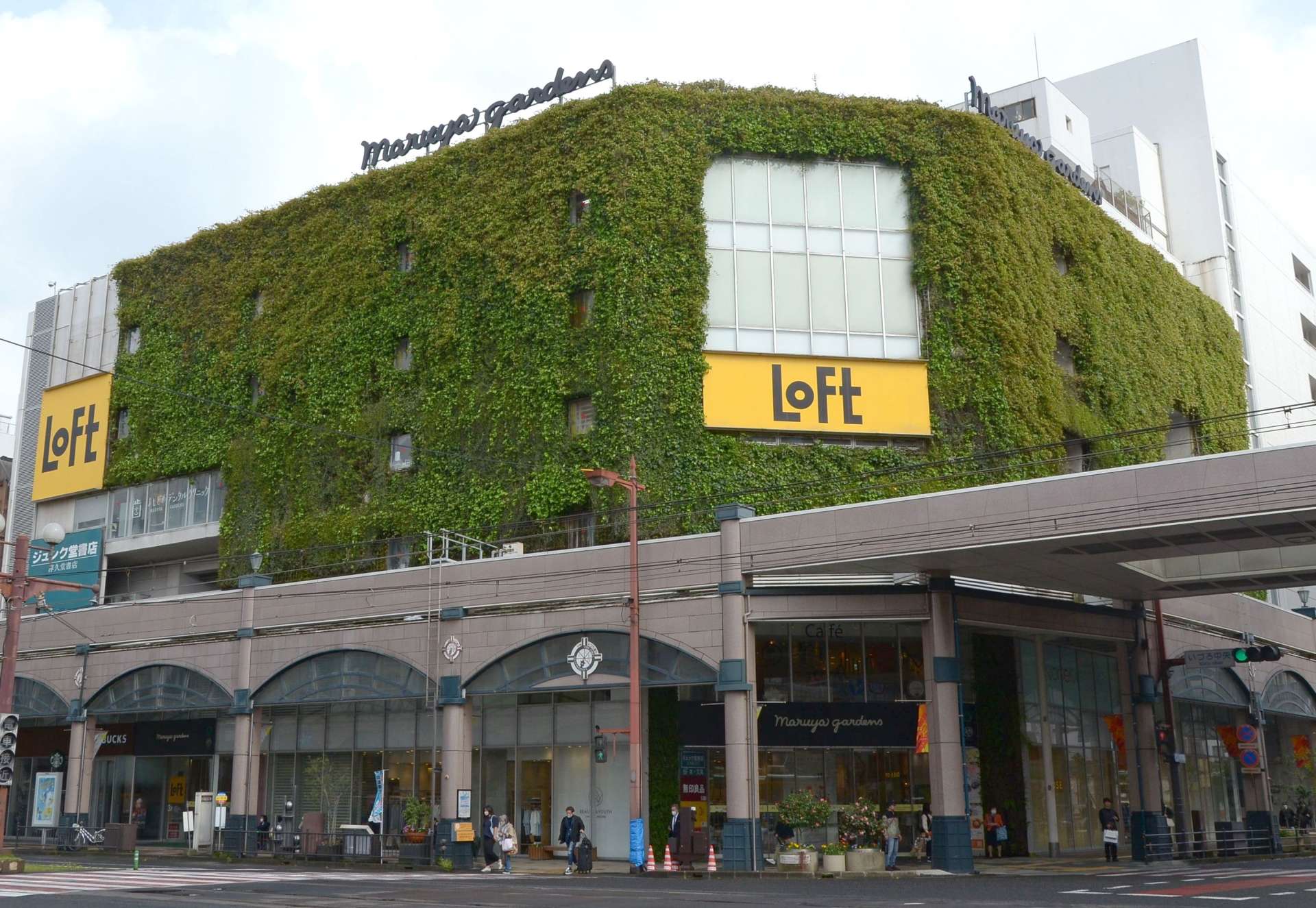 開業１５年を迎えた「マルヤガーデンズ」＝鹿児島市中町