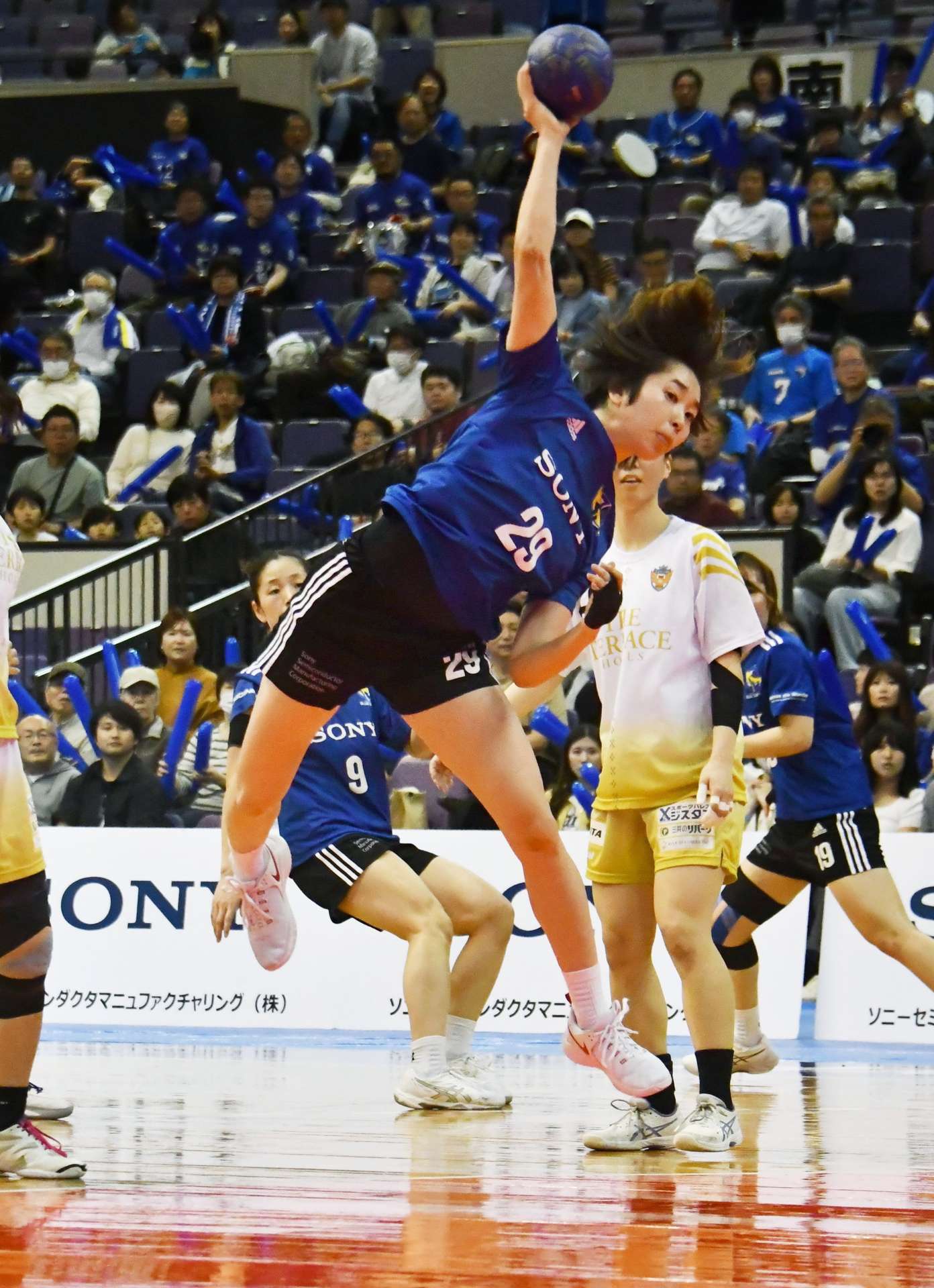 前半、ブルーサクヤの笠がシュートを決める＝鹿児島市の西原商会アリーナ