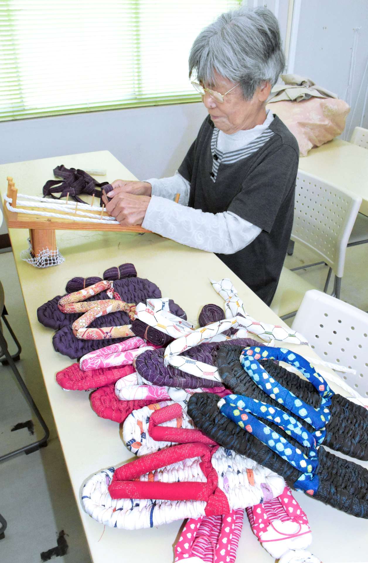 着物をほどき、布草履にリメークする上野輝代さん＝指宿市シルバー人材センター